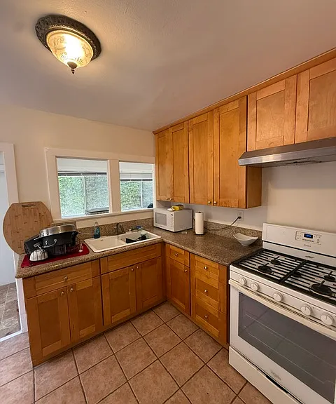 1047 N Rose Ave — Photo 7