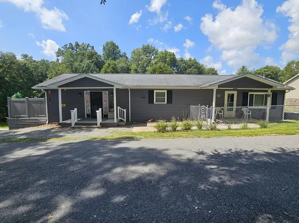 305 Willis Ave, Crab Orchard, WV 25827