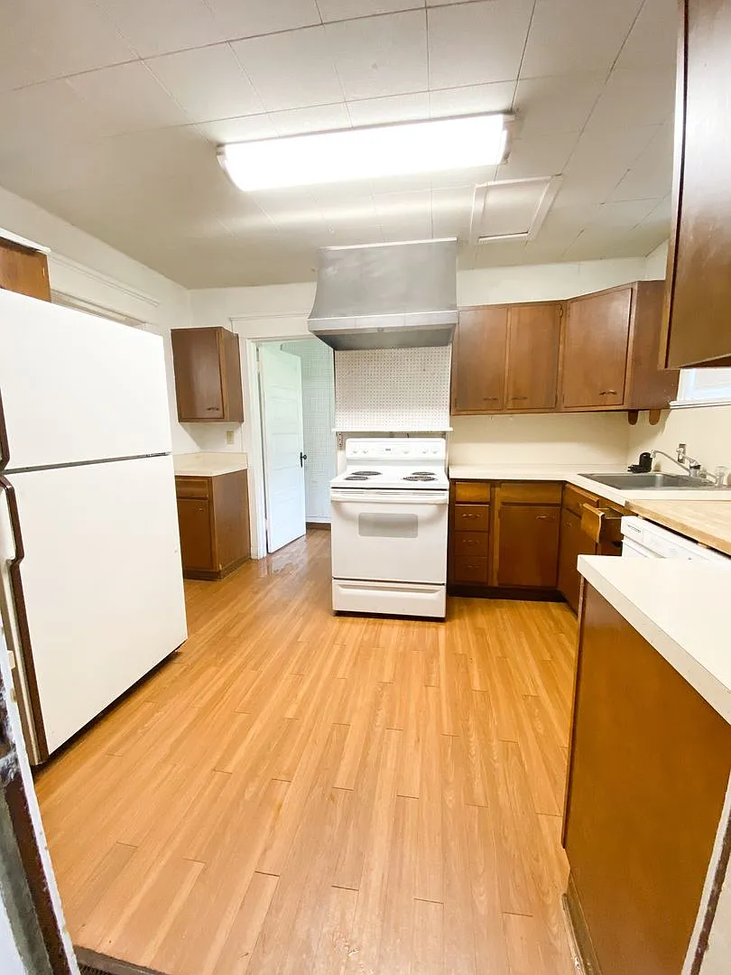 Three Bedroom Close to Campus — Photo 4
