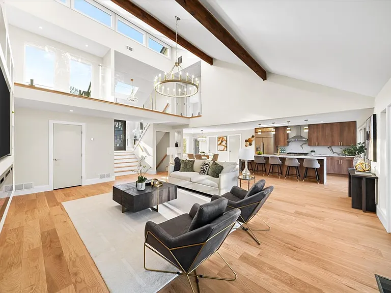 250 Bruton Way — Photo 11