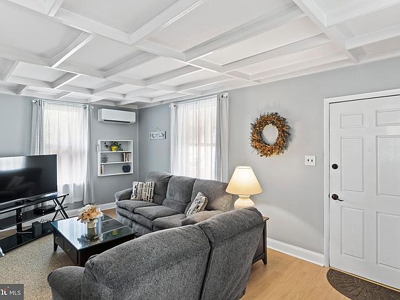 4th image of 23 E Shady Ln