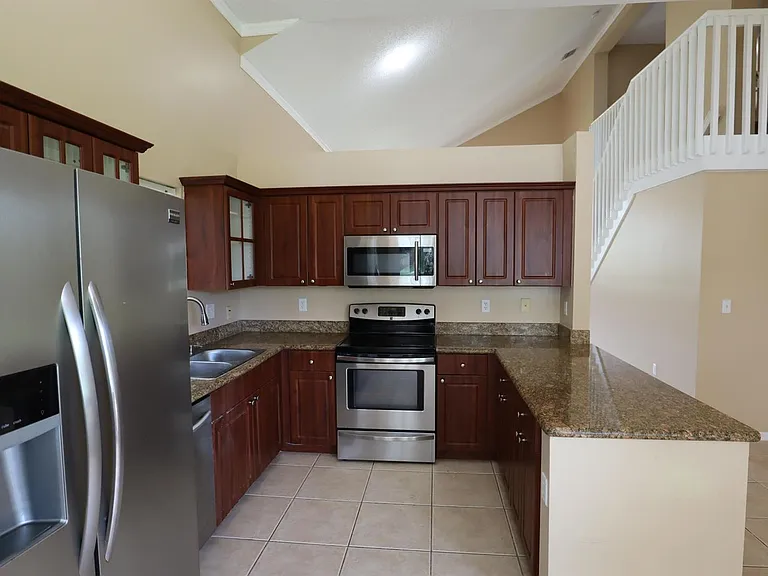 2202 SE 17th Ave — Photo 8