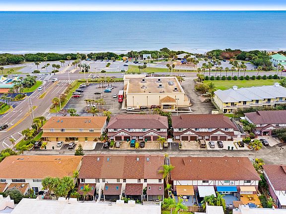 Beautiful beachside townhome less than a block to beautiful Paradise Beach & Park!