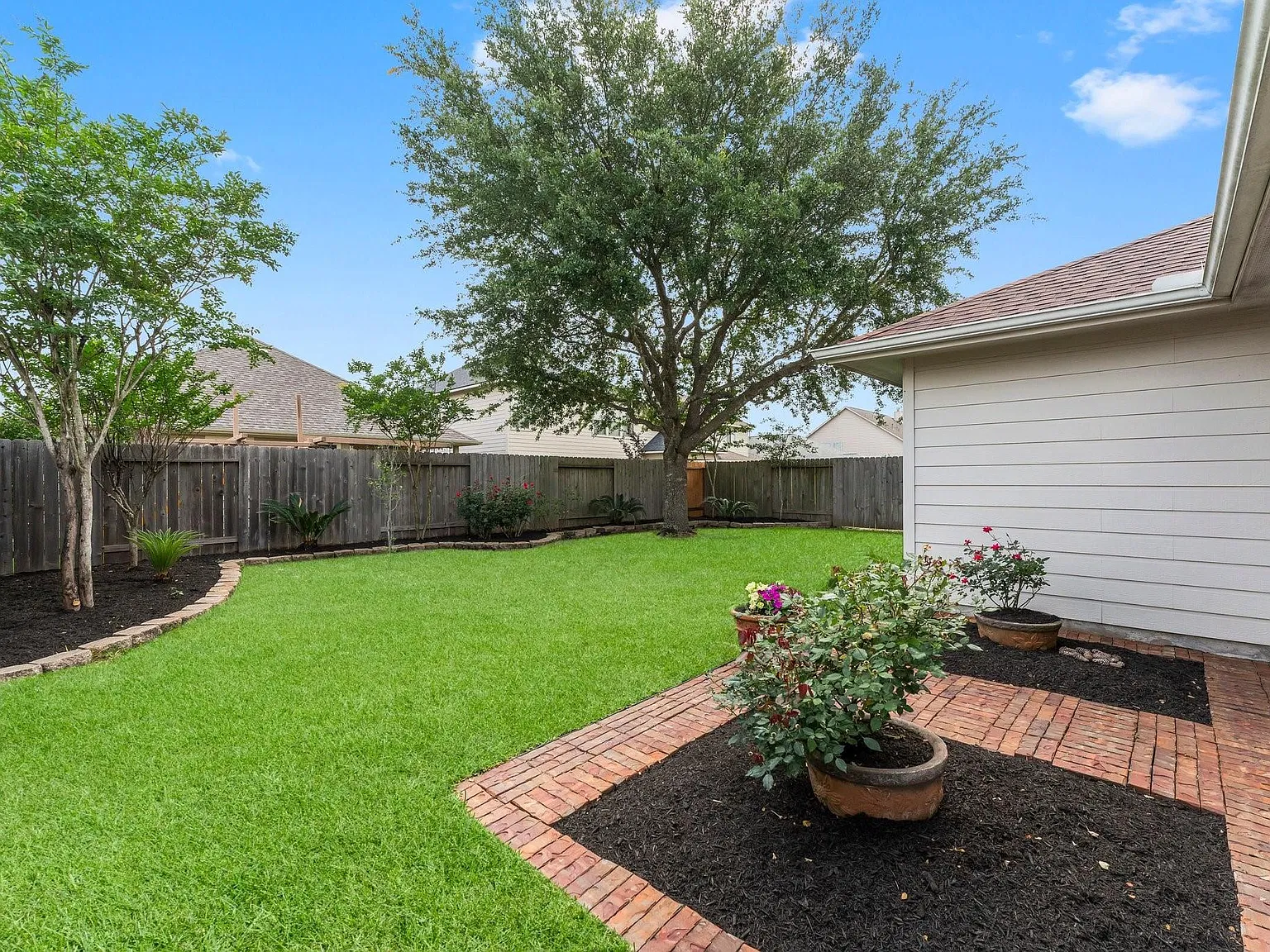 3 bed, 2.0 bath, 1669 sqft, $2,100 — Photo 3