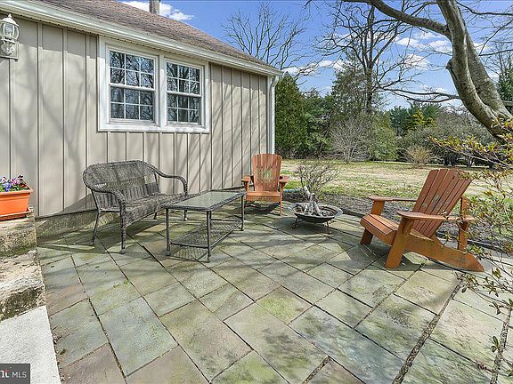 3rd image of 212 W Woodview Rd