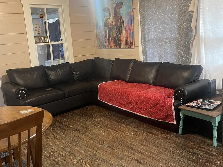 707 Avenue J — Photo 3