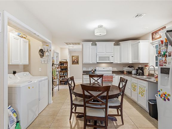 5th image of 409 E Linda Ln