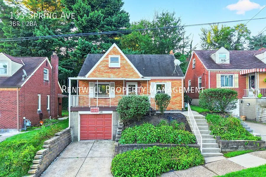 Charming 3-Bedroom Home with Garage, Porch & Spacious Yard — Photo 2