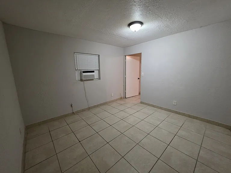 1211 NE 11th St #5 — Photo 3