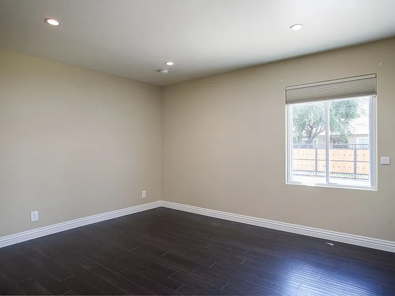 1044 E Palmyra Ave — Photo 6