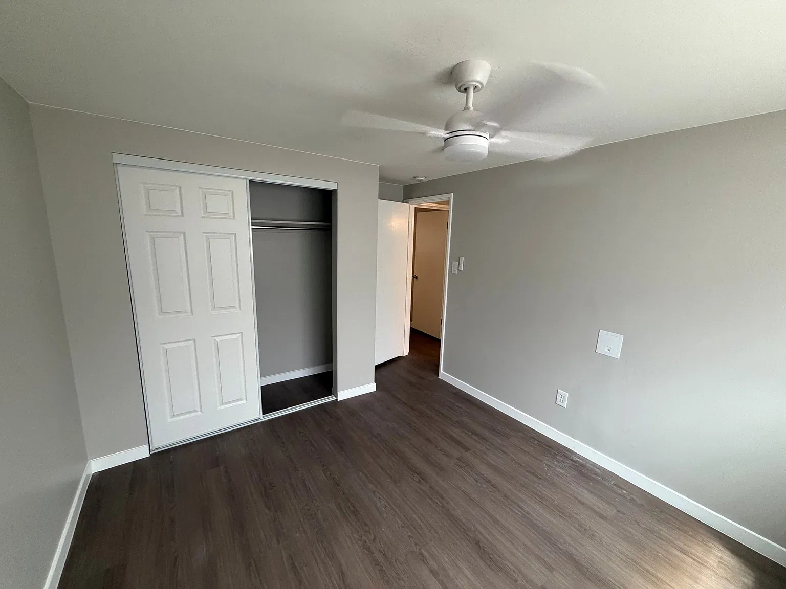 First Month Free Rent ! Fully Updated Big Apartment In Beautiful Setting And Neighborhood! — Photo 4