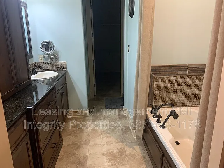 330 Dunvegan Ct — Photo 20