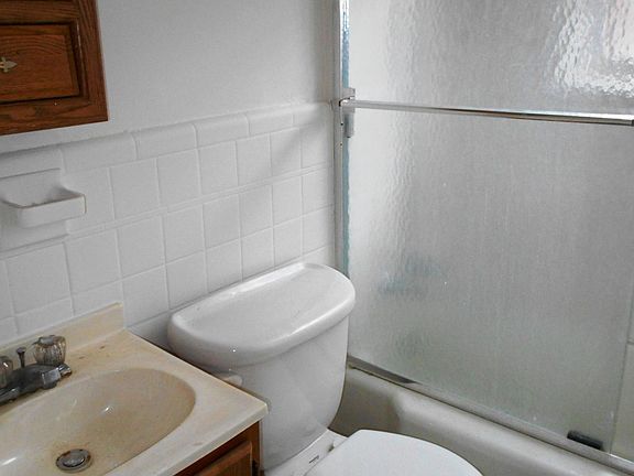 5th image of 627 Washington Pl