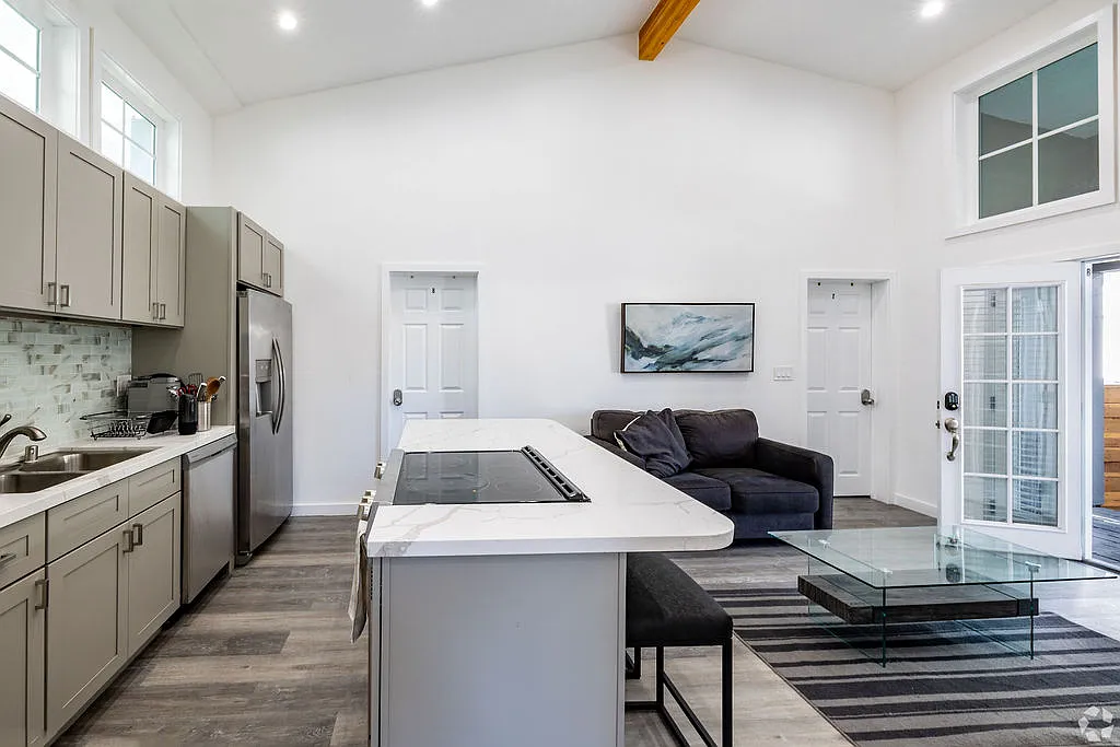 4 bed, 1000 sqft, $1,800 — Photo 4