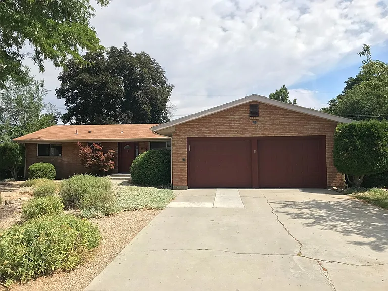 3824 W Greenbrier Dr — Photo 1