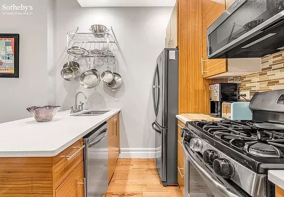 3rd image of 319 W 77th St