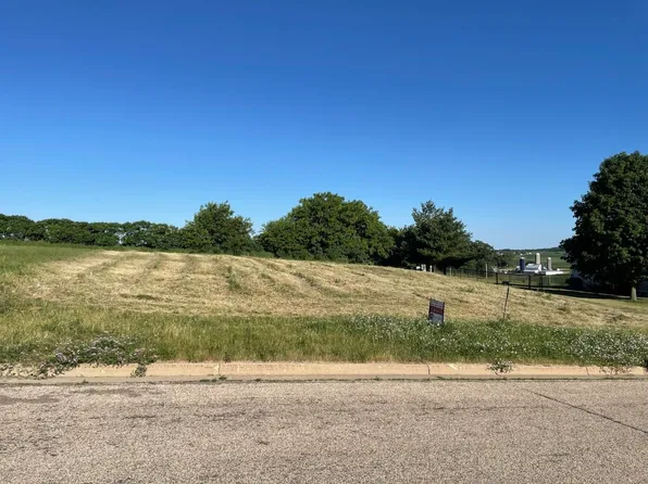402 Prairie Hills Dr, Dodgeville, WI 53533