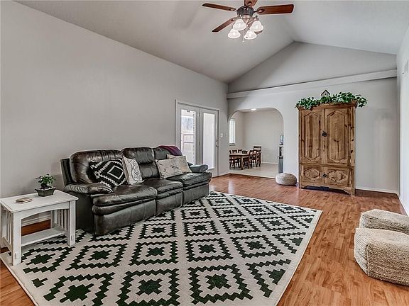 3rd image of 2801 N Moulton Dr