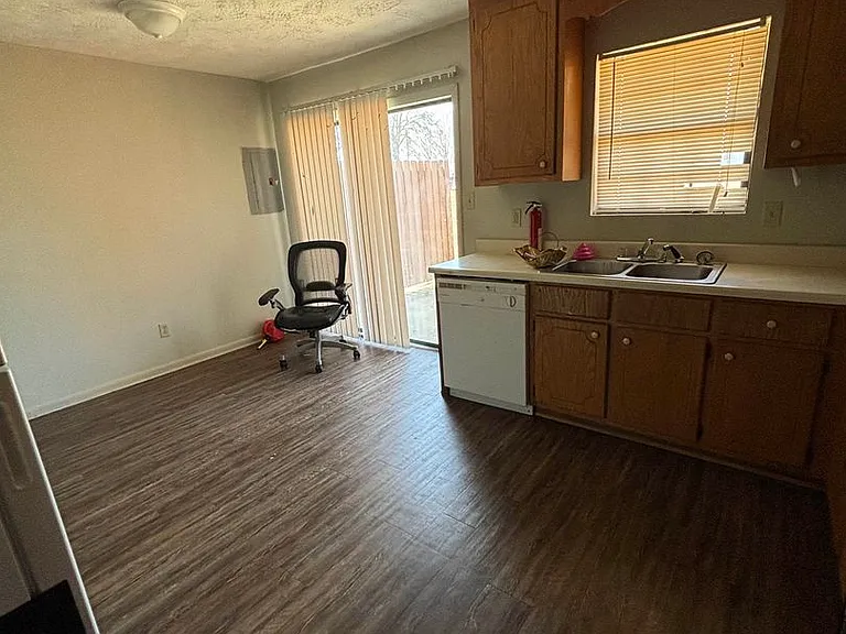 Feemster Lake Apartments — Photo 8