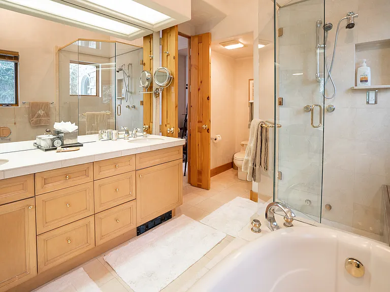 1031 E Hyman Ave — Photo 9