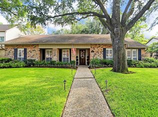 10111 Meadow Lake Ln, Houston, TX 77042