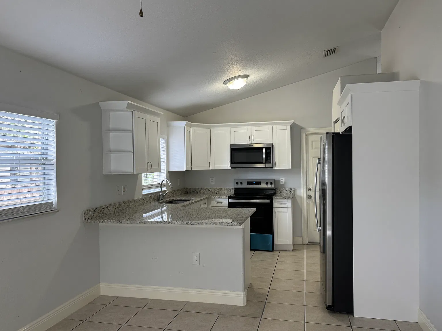 3 bed, 1197 sqft, $2,050 — Photo 3