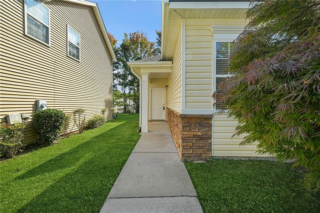 3 bed, 2.0 bath, 1935 sqft, $2,050 — Photo 2