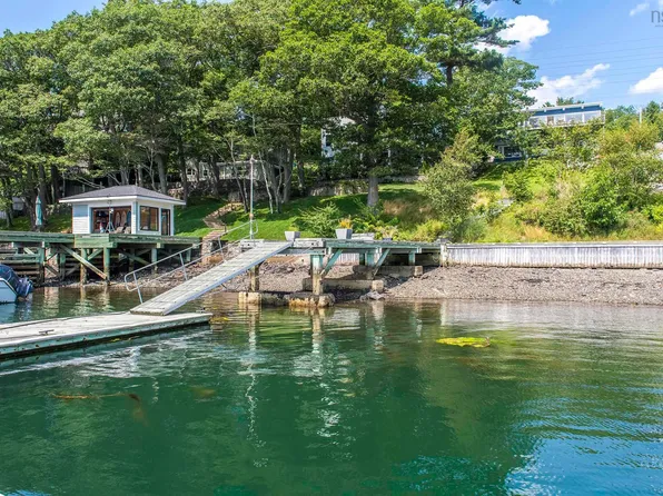 1084 Ridgewood Dr, Halifax, NS B3H 3Y4