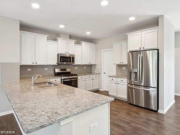 3rd image of 828 Paisley Ct