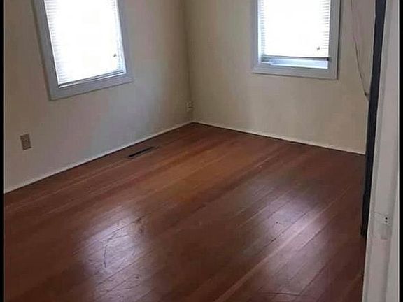 5th image of 3909 Lennox Ave NE