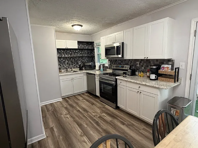 726 Lafayette Rd — Photo 6