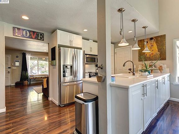 4th image of 625 Pelican Ct