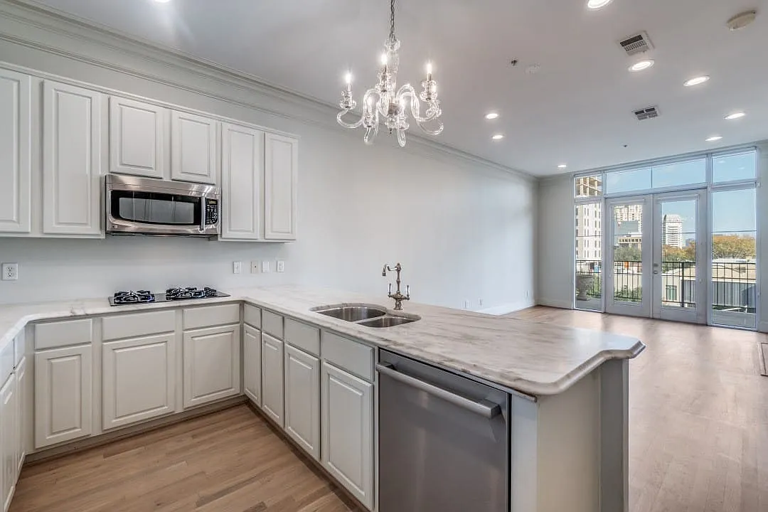1 bed, 1.5 bath, 1305 sqft, $5,800 — Photo 2