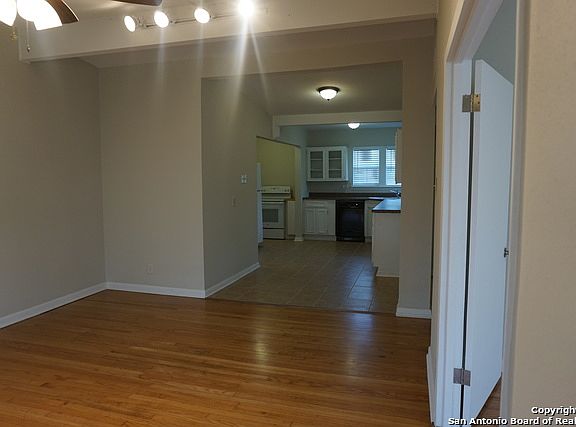 5th image of 222 Middlebury Dr