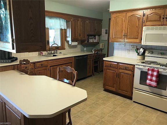 3rd image of 209 E Wills Ave
