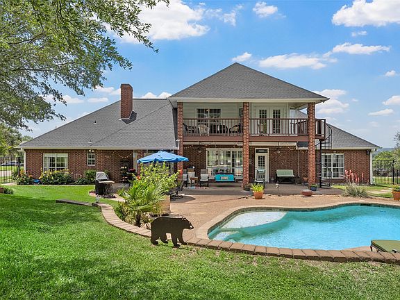2nd image of 810 Forest Oaks Cir