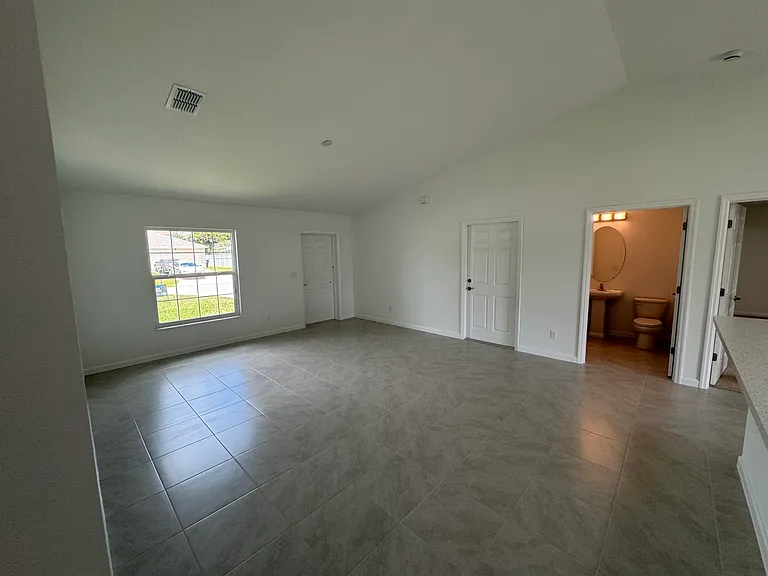 532 SW Buswell Ave — Photo 8