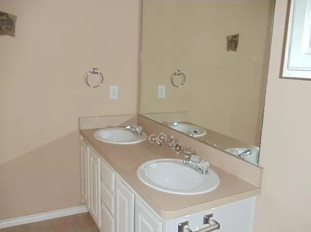 3 bed, 2.5 bath, 1333 sqft, $1,950 — Photo 3