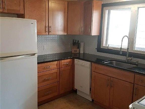 4th image of 140 Dundee St