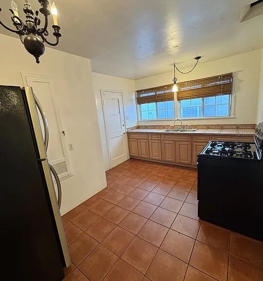 11928 Magnolia Blvd — Photo 7