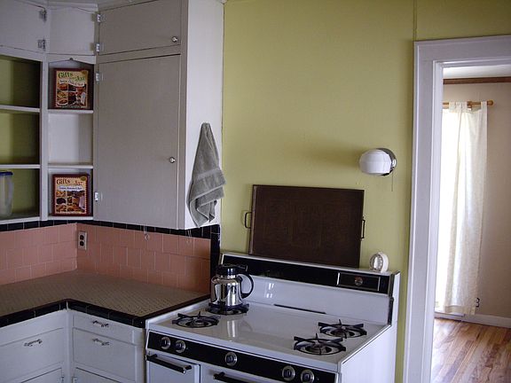 5th image of 555 E North 16th St