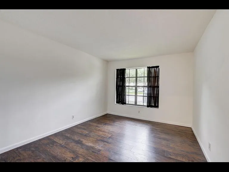 499 Hardwood Pl — Photo 1