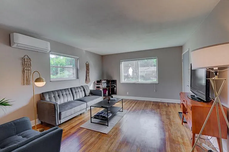 4715 Kirby Ave — Photo 4