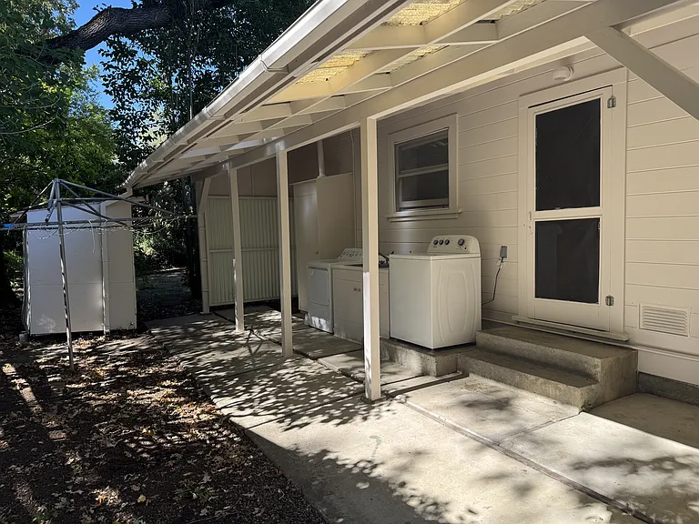 221 The Alameda — Photo 31