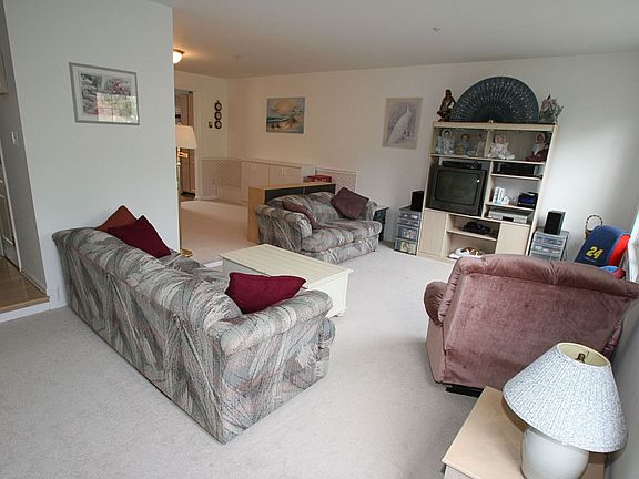 living room w/new carpet