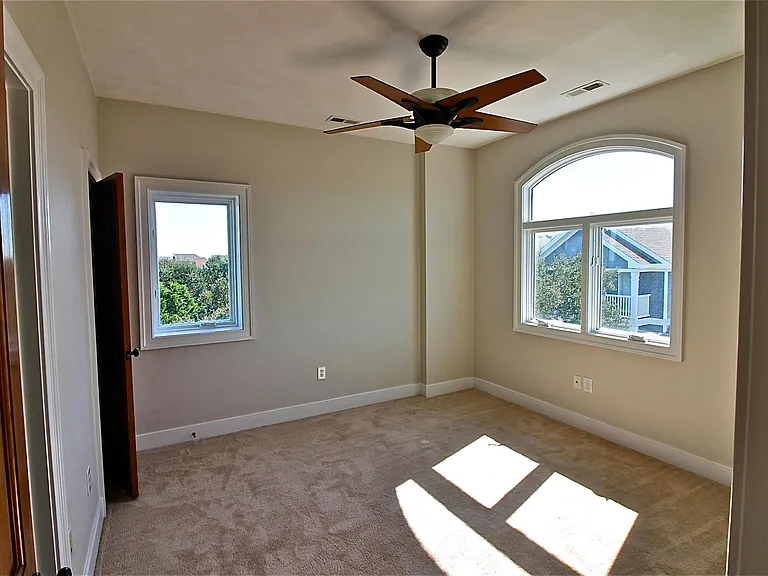 3615 Bayside Ave — Photo 12