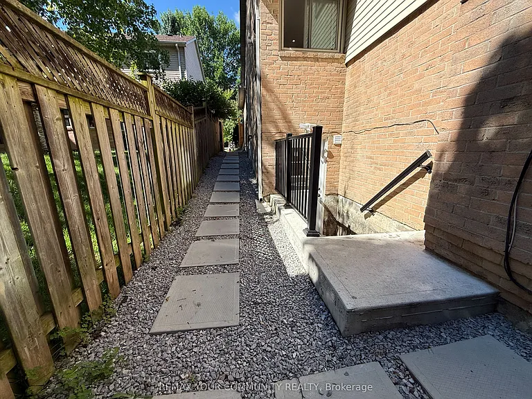 6 Albery Cres — Photo 2