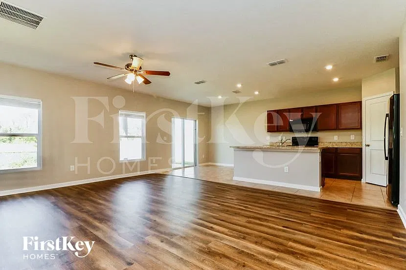 3 bed, 2.0 bath, 1452 sqft, $2,060 — Photo 3
