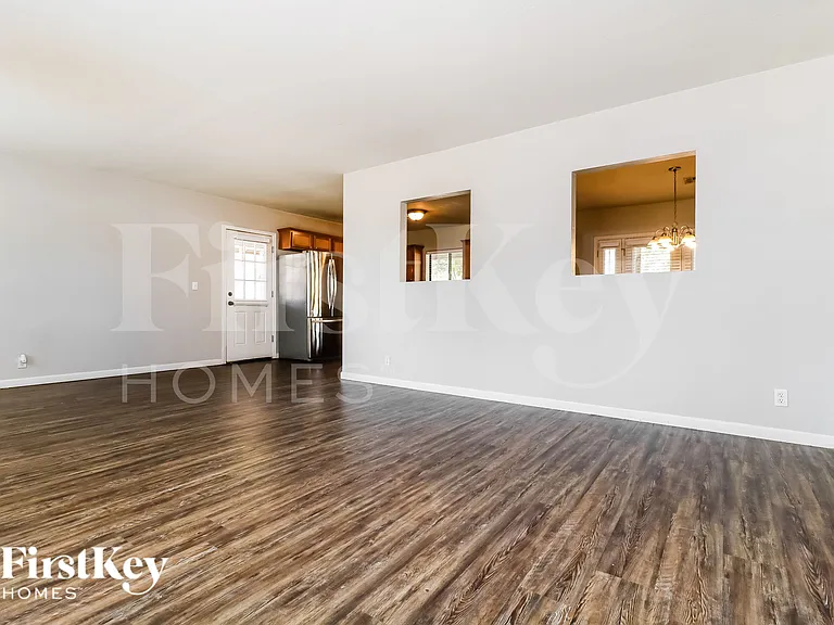 7156 N 17th Dr — Photo 4