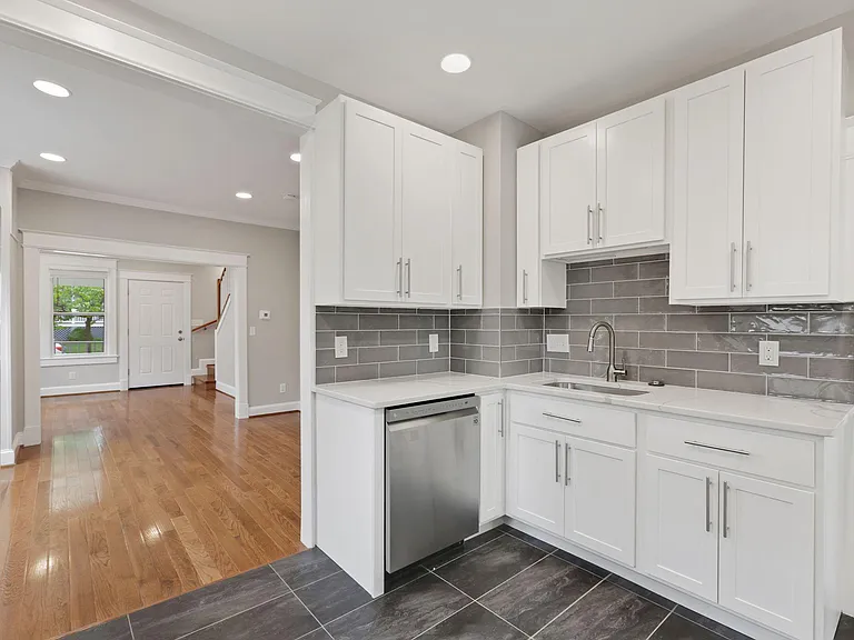 6011 44th Ave — Photo 11